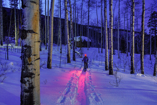 带头灯的夜间滑雪旅游图片下载