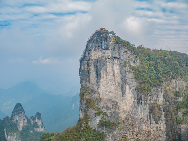 中国张家界天门山国家公园的美丽景色和晴朗的天空。图片下载