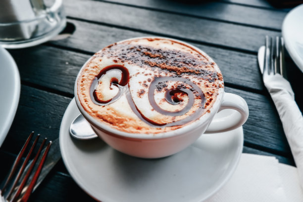 一杯咖啡与美丽的拿铁艺术杯卡布奇诺拿铁艺术在木制背景，俯视图，平躺图片下载