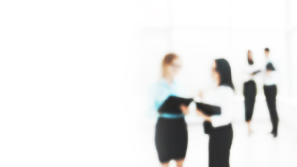 模糊图像为广告文字。有拷贝空间的照片。商人用智能手机查看财务数据图片下载