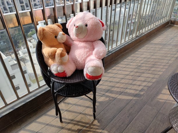 朋友们晒日光浴图片下载