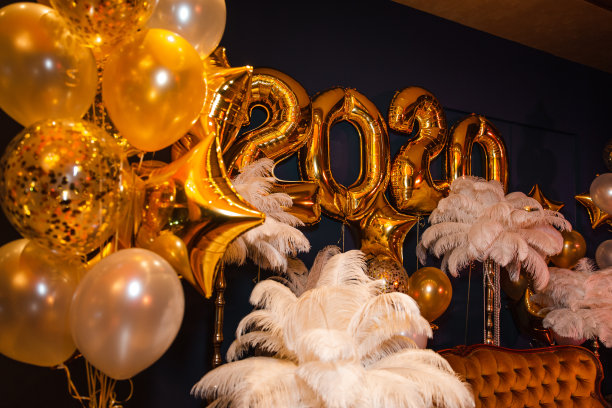 用羽毛和黄金装饰的东欧拉脱维亚里加酒吧咖啡厅餐厅的疯狂豪华企业活动图片下载