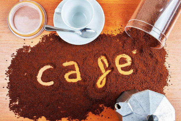 可溶咖啡放在桌上，上面用西班牙语写着名字图片下载