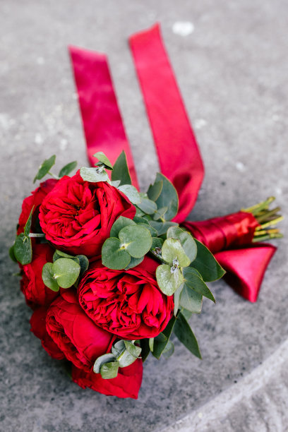 婚礼花束和红玫瑰在桌子上图片下载