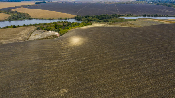 无人机的观点。空旷的农田里正在收割。图片下载