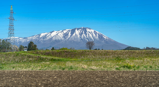 白雪覆盖的岩手山，蓝天自然的背景，Takizawa和Shizukuishi美丽的城镇景观图片下载