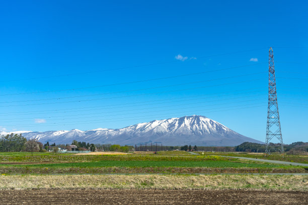白雪覆盖的岩手山，蓝天自然的背景，Takizawa和Shizukuishi美丽的城镇景观图片下载