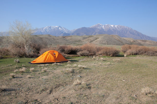 多云的风景在一个山湖。蒙古图片下载