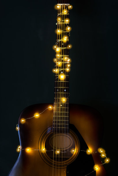 吉他与圣诞灯与黑暗的背景图片下载