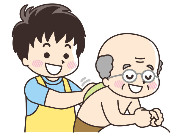 护理人员在擦拭老人的身体图片下载