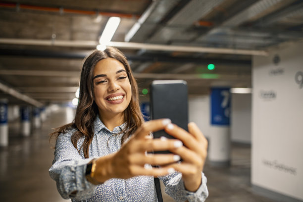 自画像，迷人的年轻女子看着相机和微笑图片下载