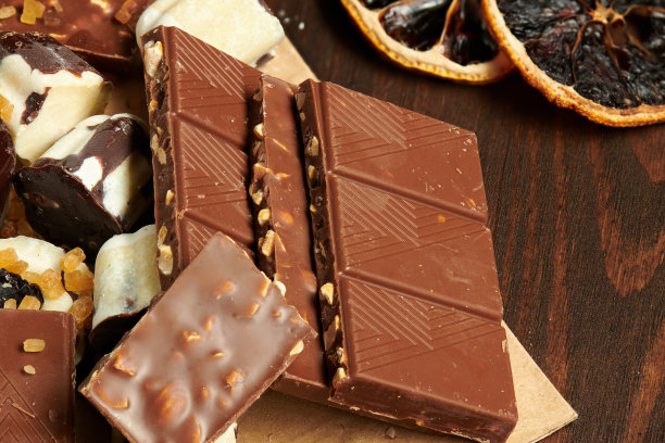 巧克力棒和自制糖果放在质朴的桌子上，甜食，微距照片图片下载