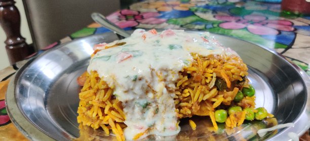 米饭和豆腐在盘子里图片下载