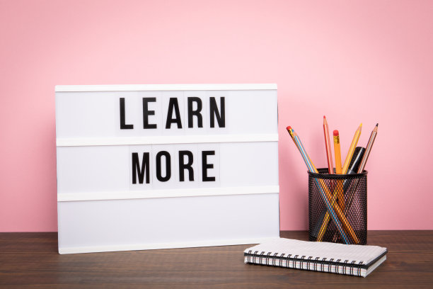 学习更多的知识。教育、技能、课程和职业机会理念图片下载