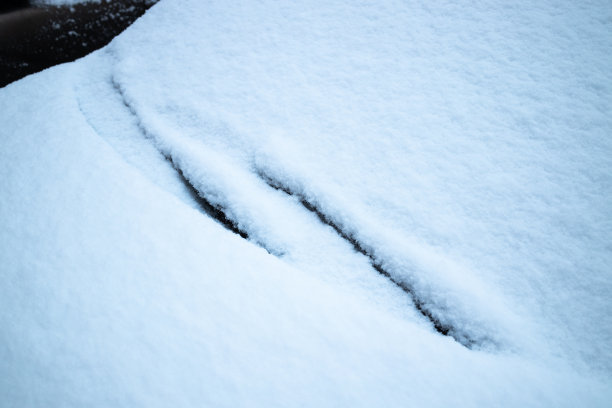汽车玻璃和清洁刷上覆盖着冰雪图片下载