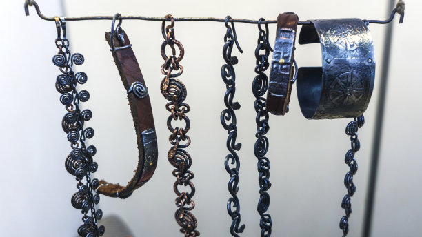 印度街头市场上出售的古董珠宝。图片下载