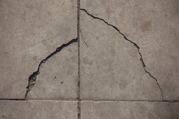 上面的混凝土板有很深的裂缝图片下载