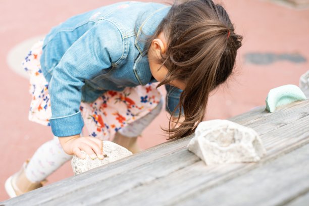 小女孩在操场上图片下载