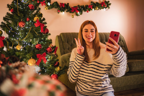 女人用圣诞树自拍图片下载