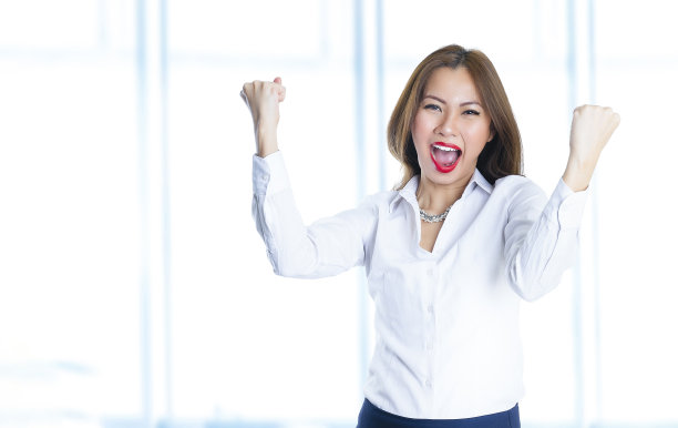 亚洲女商人庆祝工作的成功图片下载