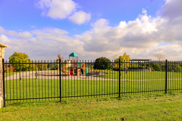 操场后面的栅栏图片下载