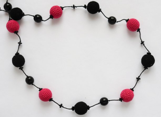用手编织珠子，在白色背景上复制空间图片下载