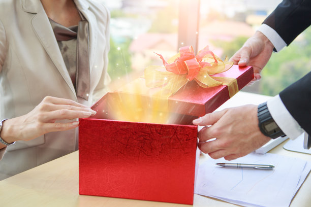 商人赠送红色礼盒商人和打开与魔术灯在办公室图片下载
