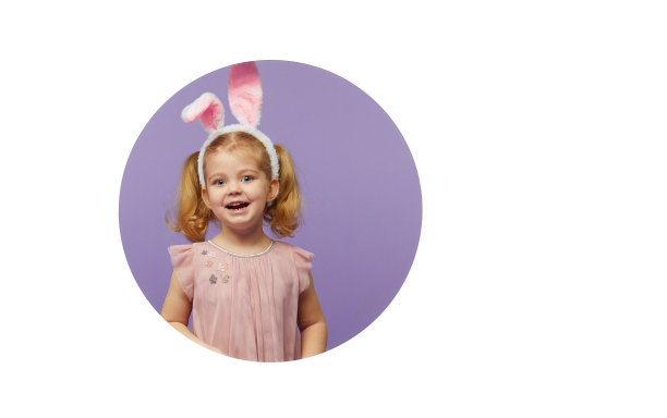 复活节卡片。可爱的小女孩带着兔子耳朵拿着复活节彩蛋篮子。孩子在一个圆洞圆圈中，颜色是紫色和白色的背景。模型和复制空间的文本图片下载