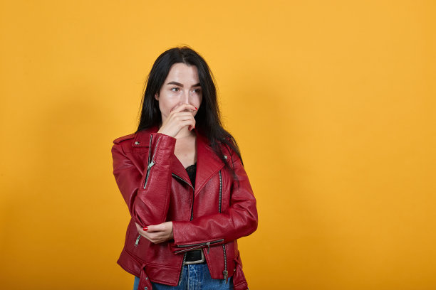 黑发女孩认为看起来疲惫的抑郁症问题与交叉的胳膊图片下载