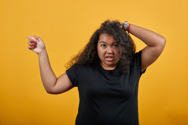 失望的女人把手放在头上，手指放在一边图片下载