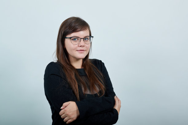 微笑的年轻女子在休闲衣服拉手交叉，拥抱自己图片下载