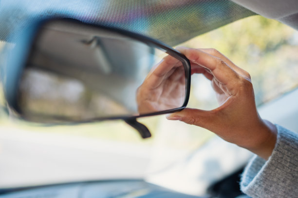 一个女人在调整汽车的后视镜图片下载
