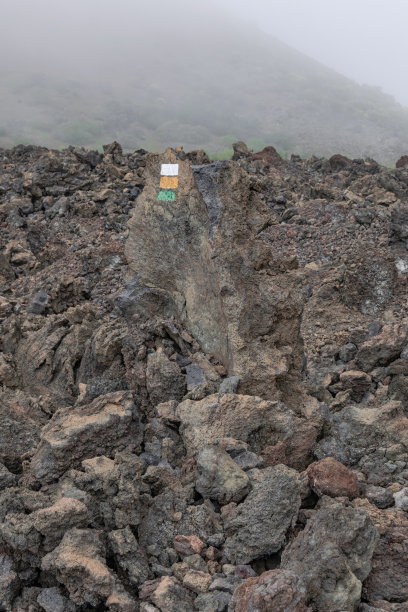 火山岩上的路径颜色标志图片下载
