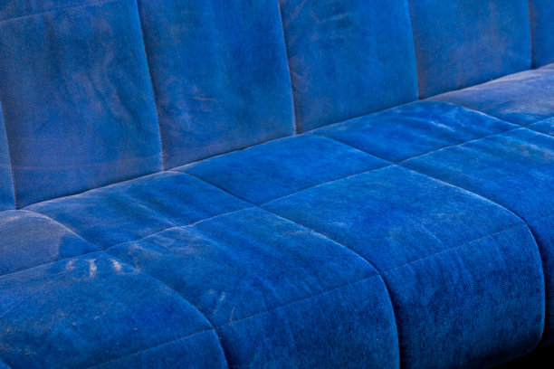 灰尘蓝色沙发表面与掌纹特写与选择性焦点图片下载