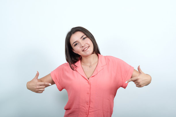 年轻女子越过白墙，骄傲而自满图片下载