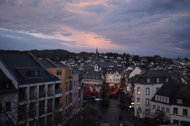 老城区马延市中心的圣诞市场灯光图片下载