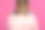两只有趣的灰色老鼠坐在女孩的肩膀上。图片下载
