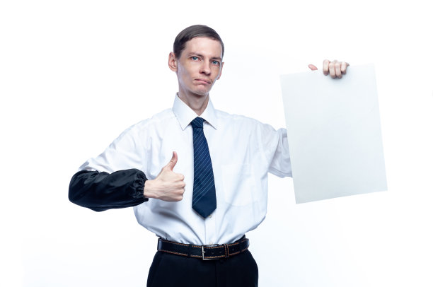 一个商人手里拿着一张纸在一个白色的，孤立的背景上图片下载
