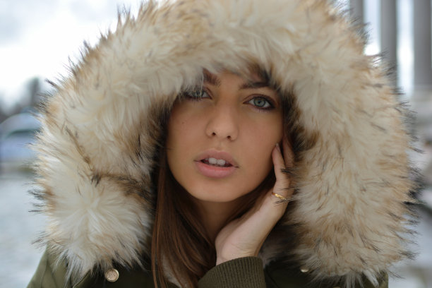穿着毛皮大衣的年轻女人的肖像图片下载