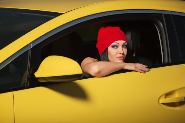 年轻时尚的女人坐在车里图片下载