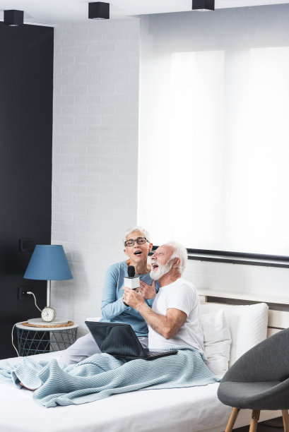 老年夫妇玩得开心图片下载