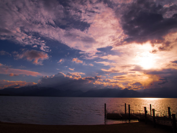 戏剧性的日落在太浩湖码头图片下载