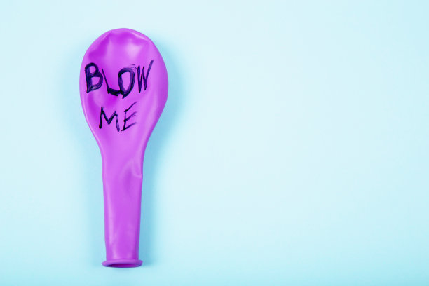 浅蓝色背景上的粉色橡胶未吹气球。图片下载