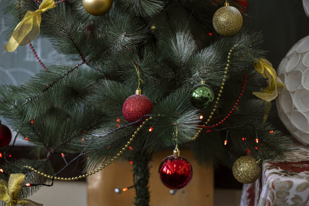 圣诞树上的装饰品图片下载