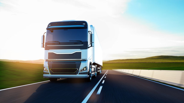 带拖车的半卡车在路上行驶图片下载