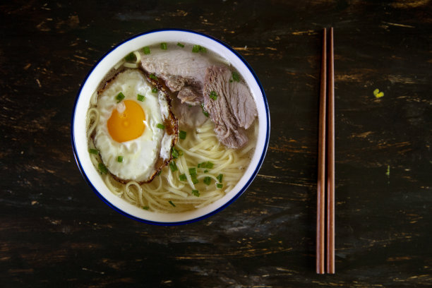 中国自制面条，用猪肉里脊、煎蛋和高汤做成图片下载