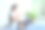 怀孕的妈妈正在坐着看书和喝果汁后，运动。微笑年轻孕妇在家吃饭看书。图片下载