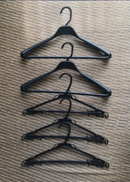 黑色的塑料衣架。图片下载