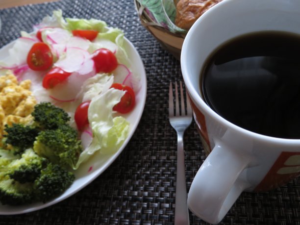 早上的咖啡炒蛋早餐图片下载