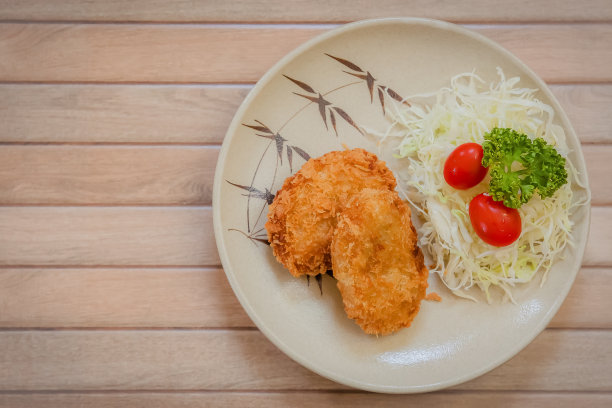 日式油炸牡蛎在棕色木背景库存照片。餐,番茄。图片下载